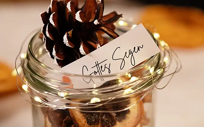 Weihnachtliches Potpourri in einem Glas mit einem Etikett "Gottes Segen".